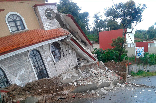 Se colapsa casa de 2 pisos en Teziutlán y familia se salva