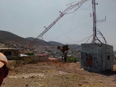 Cae antena de radiofrecuencia sobre una vivienda en Tehuacán