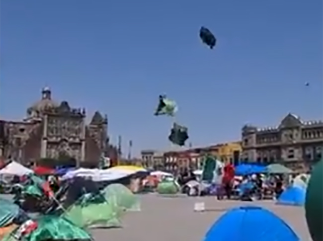 VIDEO Remolino se lleva casas de campaña de plantón de Frenaaa en el zócalo