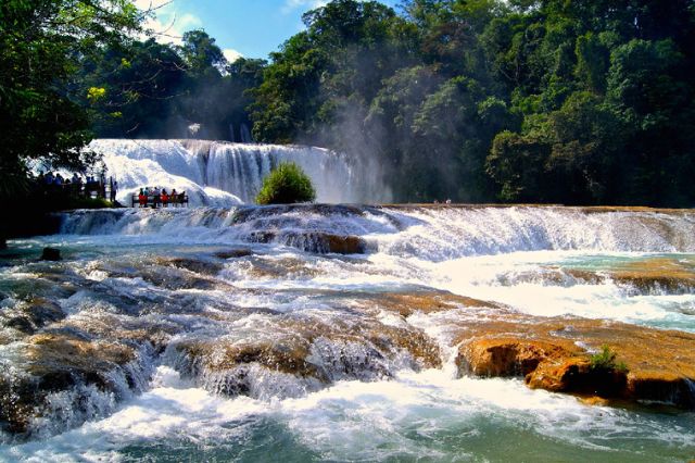 Lluvias intensas provocan desbordamiento de Cascadas de Agua Azul en Chiapas