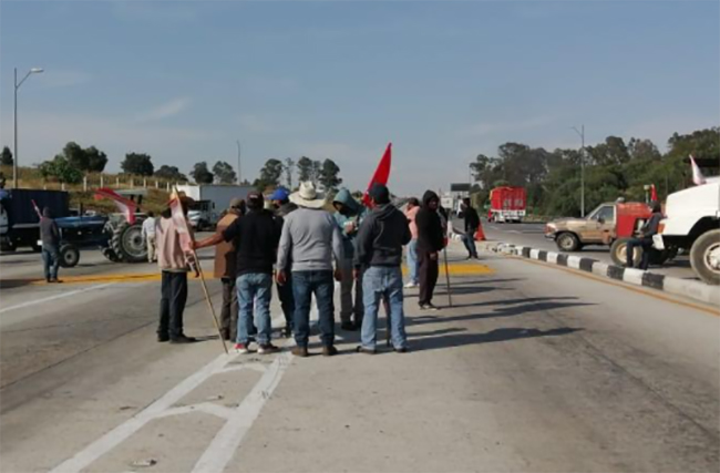 Campesinos de Tlaxcala toman caseta del Arco Norte a la altura de Texmelucan