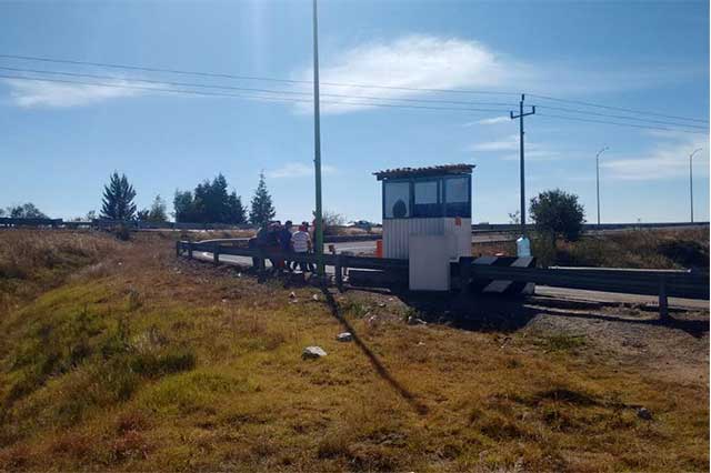 Toman perredistas casetas en autopistas México Puebla y Tlaxcala-Texmelucan 