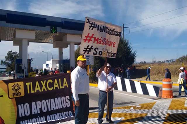 Toman perredistas casetas en autopistas México Puebla y Tlaxcala-Texmelucan 