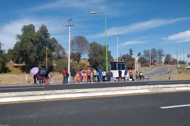 Toman perredistas casetas en autopistas México Puebla y Tlaxcala-Texmelucan 