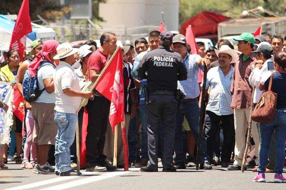 Mascip toma caseta de peaje para exigir liberación de compañero