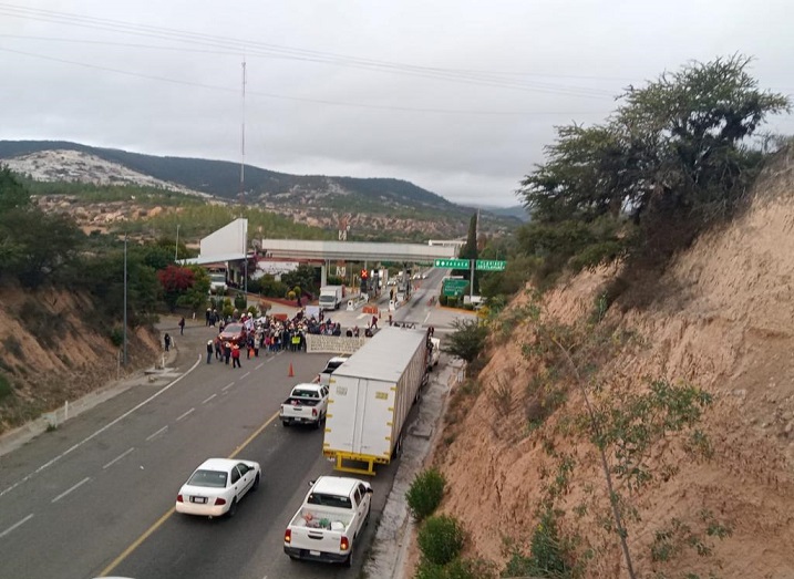 Cumple 10 horas toma de caseta y bloqueo de autopista Puebla-Oaxaca