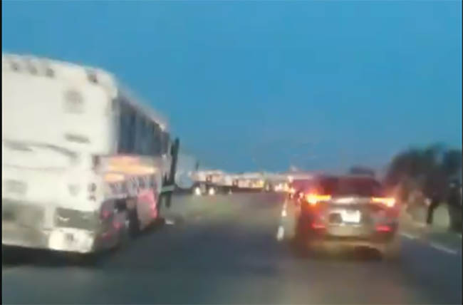 VIDEO Autobús impacta 5 autos en la Puebla-Orizaba pasando caseta de Amozoc