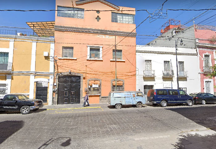 Embolsado y con cuerda en el cuello hallan cadáver en casona del centro de Puebla