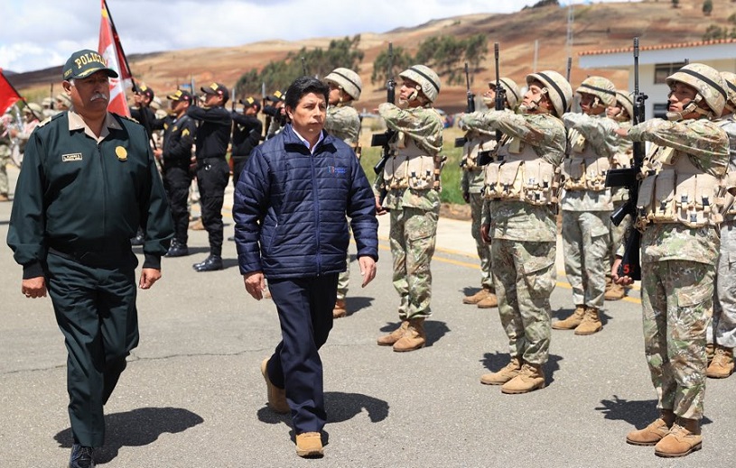 Presidente de Perú disuelve el Congreso y decreta gobierno de excepción