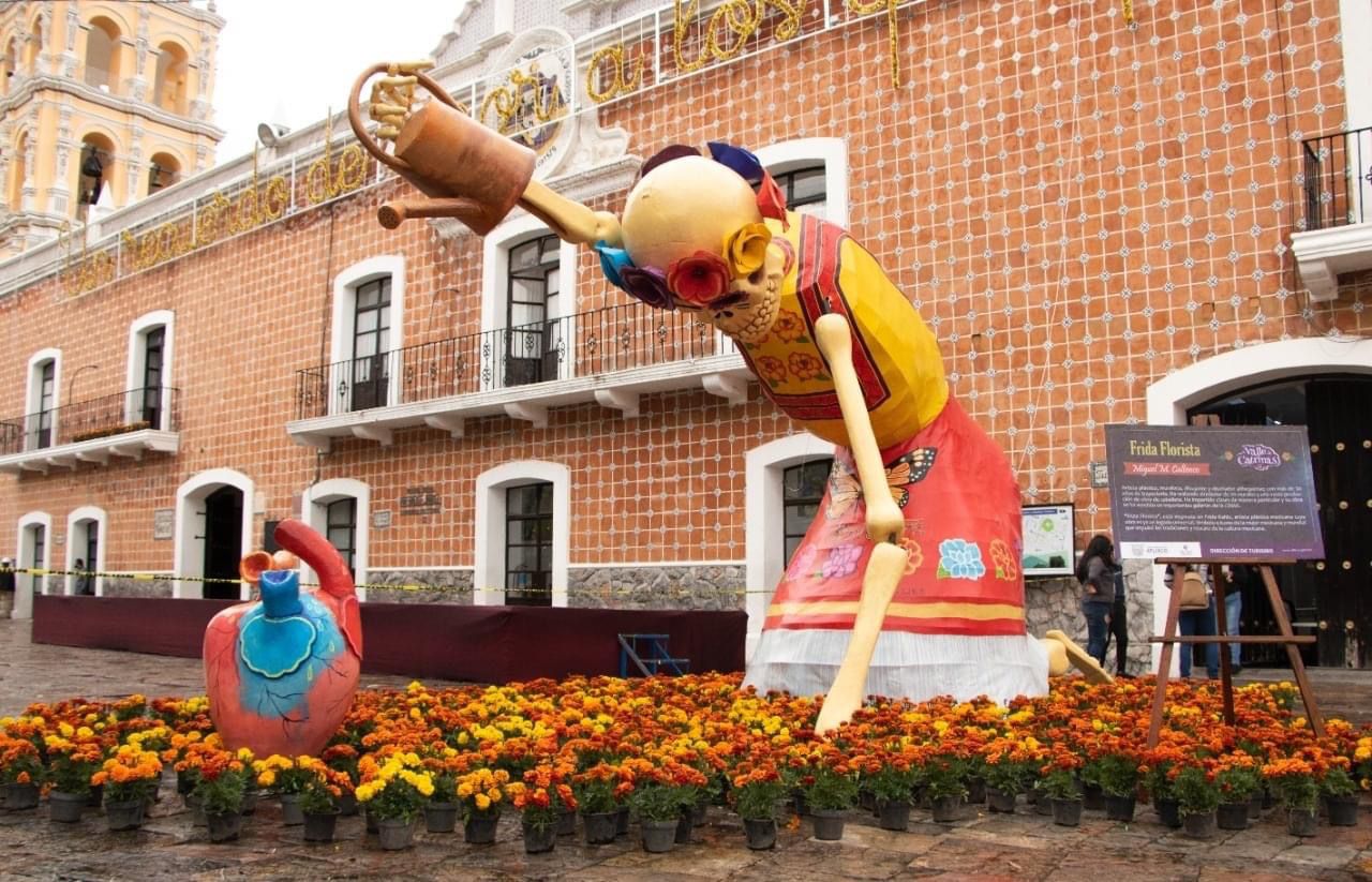 Disfruta de personajes gigantes en el Paseo de Catrinas de Atlixco