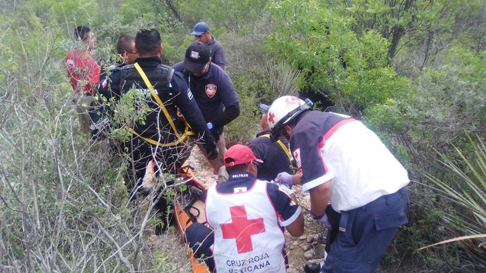 Rescatan a hombre que cayó en barranca de Tehuacán