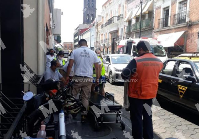 Trabajador de la CFE cae de inmueble del centro y sufre heridas de gravedad