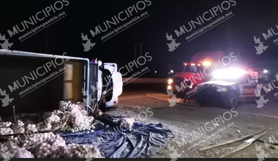 Camión termina volcado sobre la federal Puebla-Tehuacán