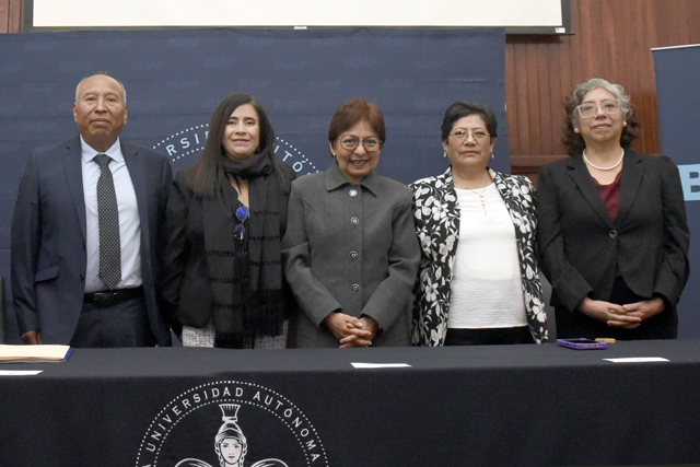 Cedillo toma protesta a nueva directora de la Facultad de Lenguas