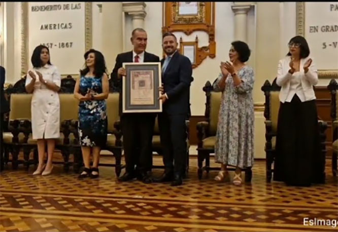 Entregan Cédula Real de Puebla a empresarios poblanos