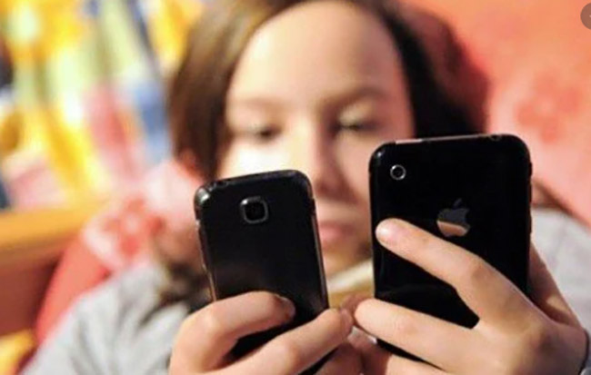 Jóvenes prefieren las redes sociales que realizar tareas