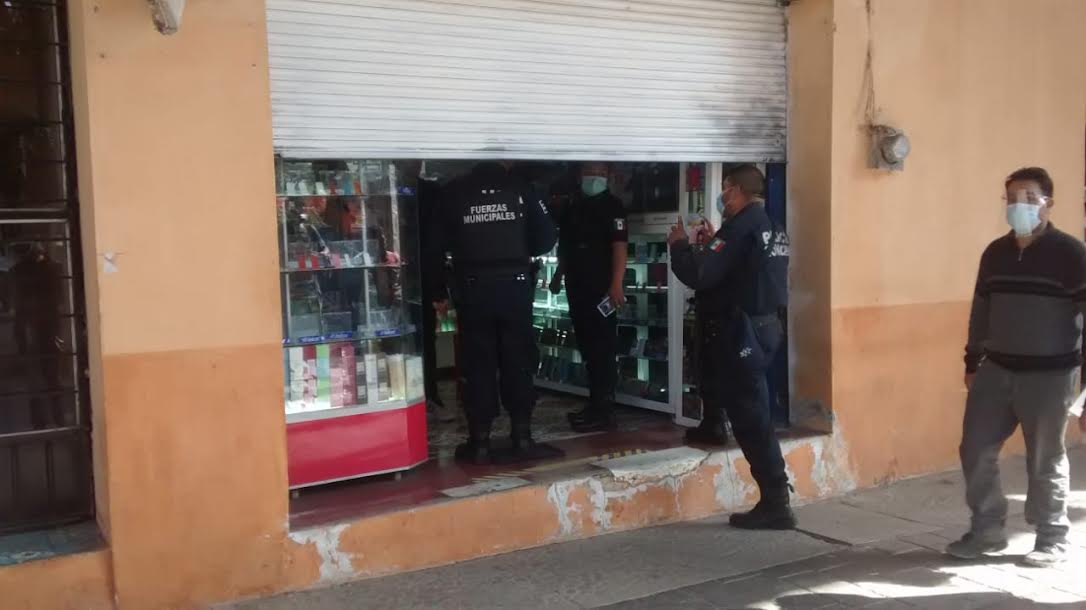 Roban miles de pesos a tienda de celulares en Huauchinango