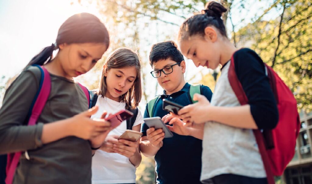 Celulares en las aulas: ¿herramienta educativa o distracción?