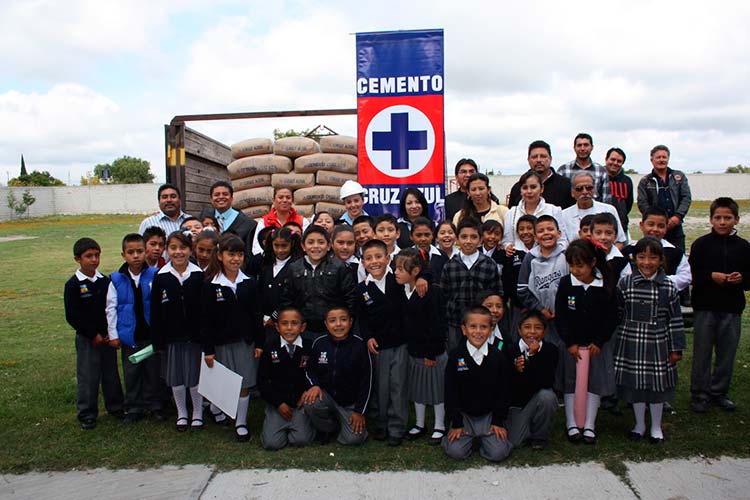 Otorga Cruz Azul toneladas de cemento para escuela en Palmarito