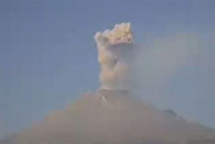 Popocatépetl registra dos explosiones e incandescencia en la noche