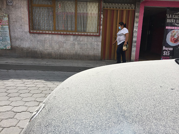 Ceniza del volcán Popocatépetl tapiza Atlixco