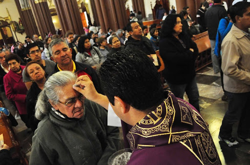 En toma de ceniza en Texmelucan llaman a pedir a Dios por estudiantes muertos