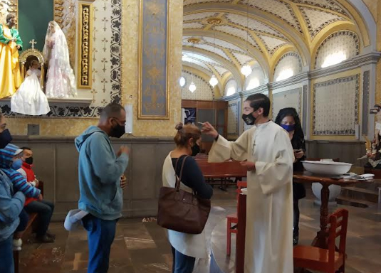 Bajo protocolos sanitarios, católicos en Texmelucan acuden a la imposición de ceniza