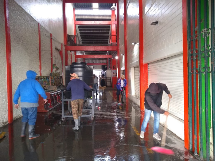Sanitizan mercados de Puebla como medida ante el coronavirus