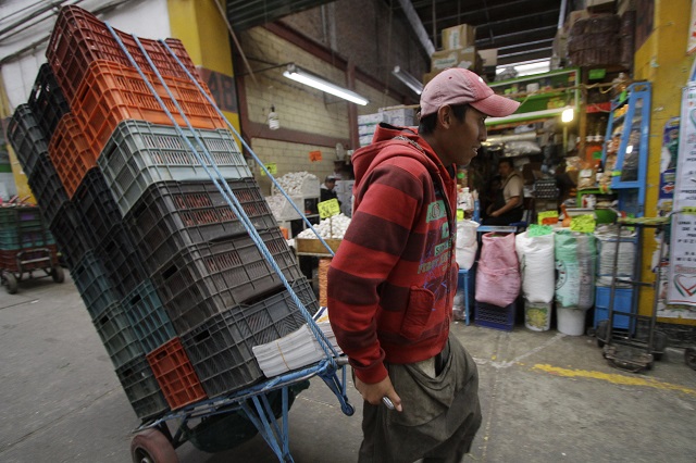 Comerciantes de la Central de Abastos de Puebla impiden clausura de obras