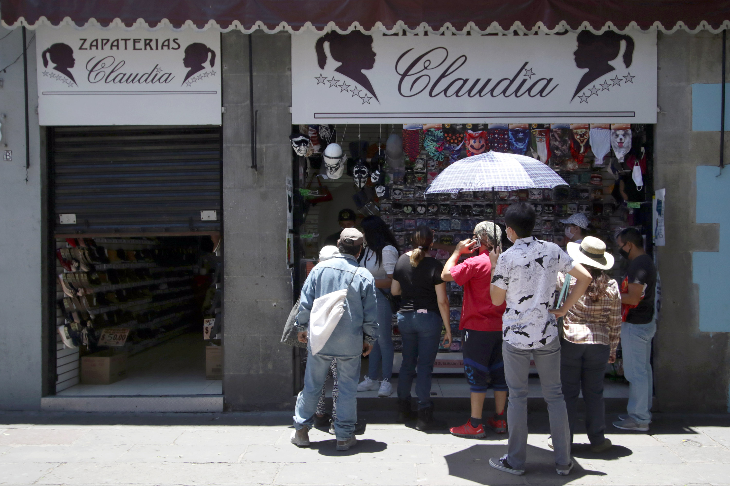 Comerciantes desafían al Covid-19 y se desbordan en Puebla