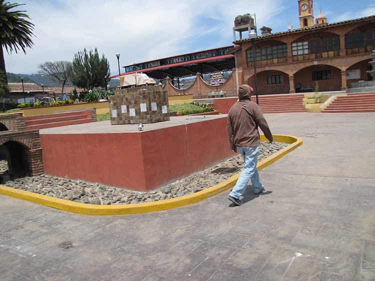 Destruyen ciudadanos remodelación de imagen urbana en Ahuazotepec