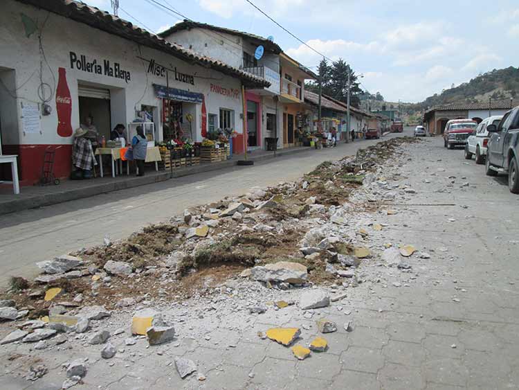 Destruyen ciudadanos remodelación de imagen urbana en Ahuazotepec