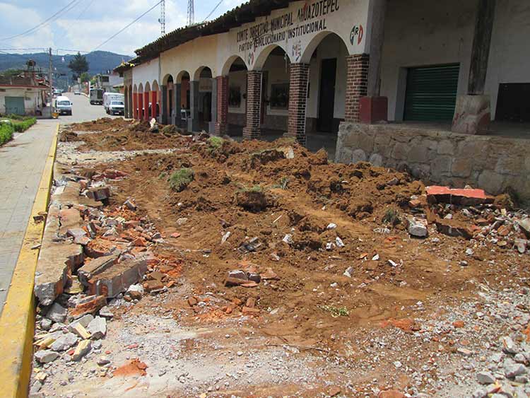 Destruyen ciudadanos remodelación de imagen urbana en Ahuazotepec