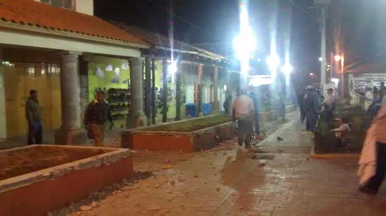 Destruyen ciudadanos remodelación de imagen urbana en Ahuazotepec