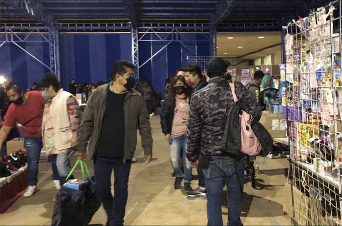 Más de 5 mil personas acudieron a comprar juguetes al centro de convenciones de Atlixco