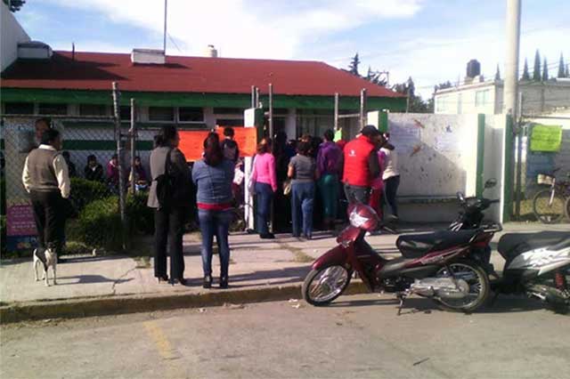 Cierran Centro de Salud en Tlanalapan para exigir mejor servicio