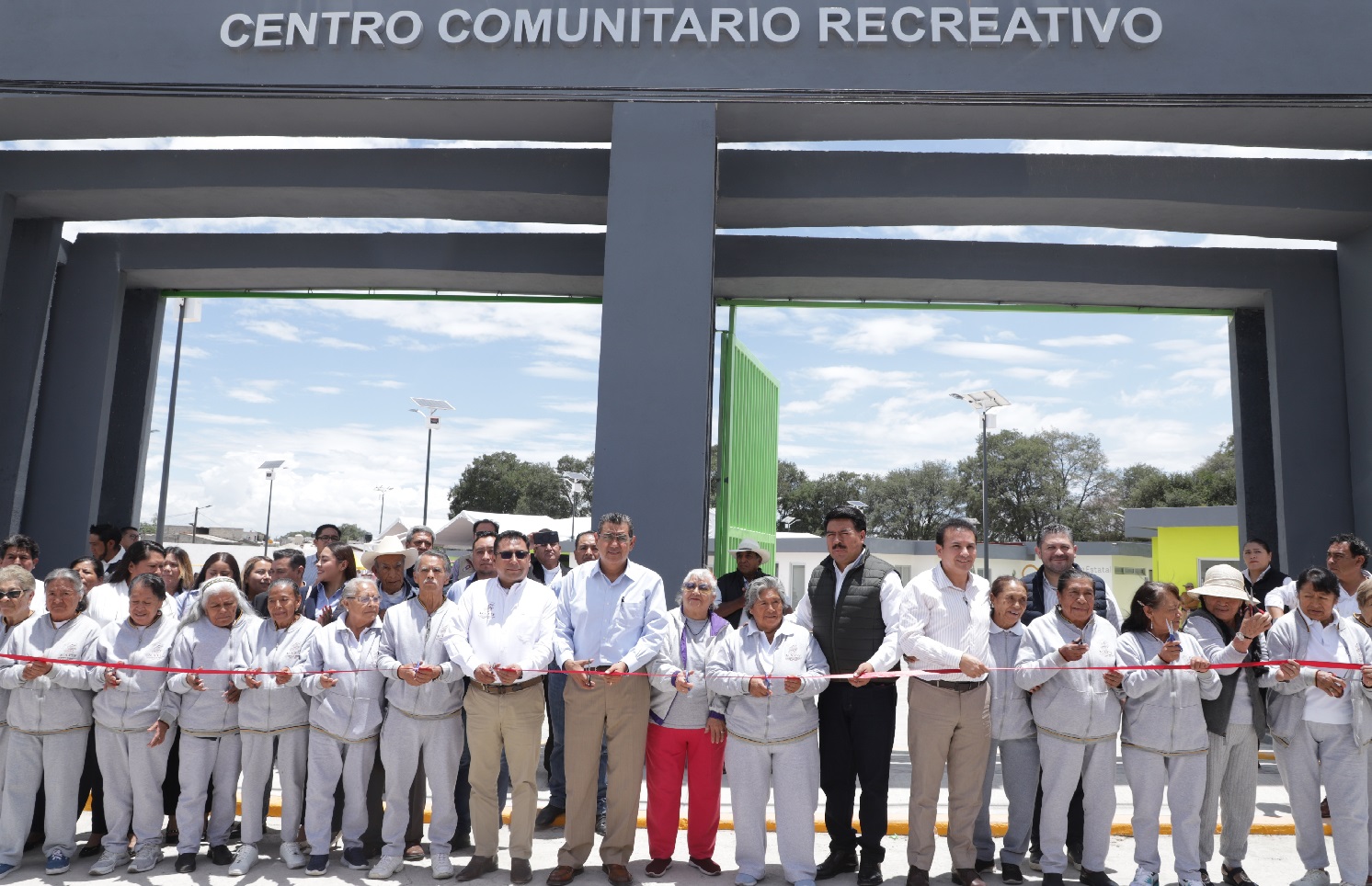 Céspedes inauguró un Centro Comunitario Recreativo en Acajete