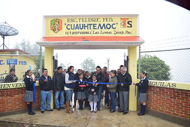 Inaugura edil de Zacapoaxtla cercados en escuelas de Las Lomas y Cuacuilco