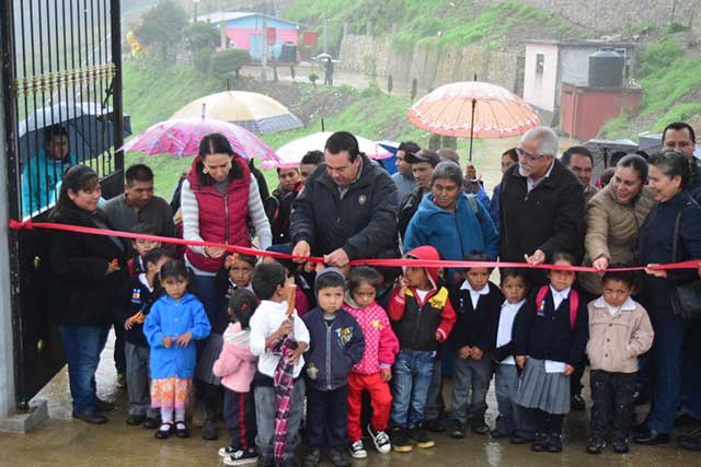 Inaugura edil de Zacapoaxtla cercados en escuelas de Las Lomas y Cuacuilco