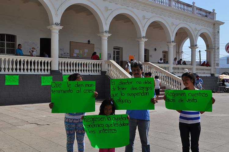 Protestan familiares de internos frente al Cereso de Acatlán