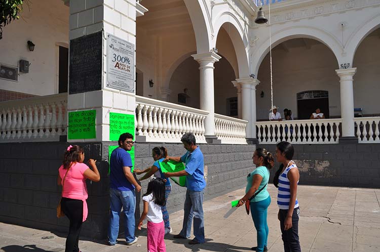 Protestan familiares de internos frente al Cereso de Acatlán