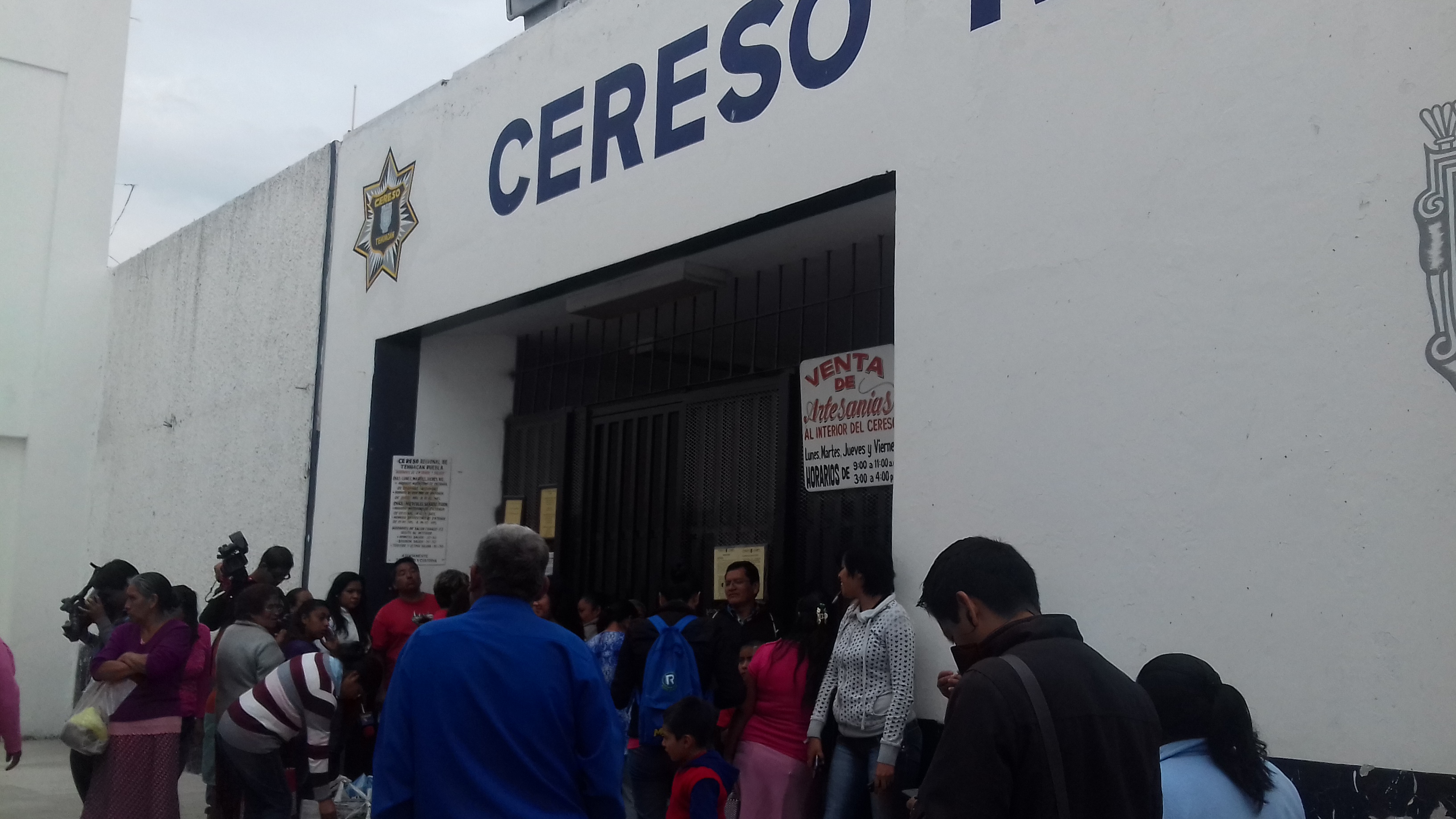 Custodios del Cereso de Tehuacán hacen paro