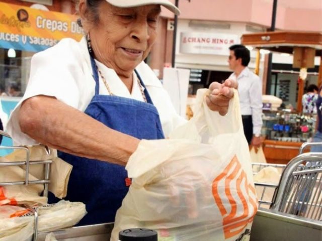 STPS revisará situación laboral de abuelitos empacadores