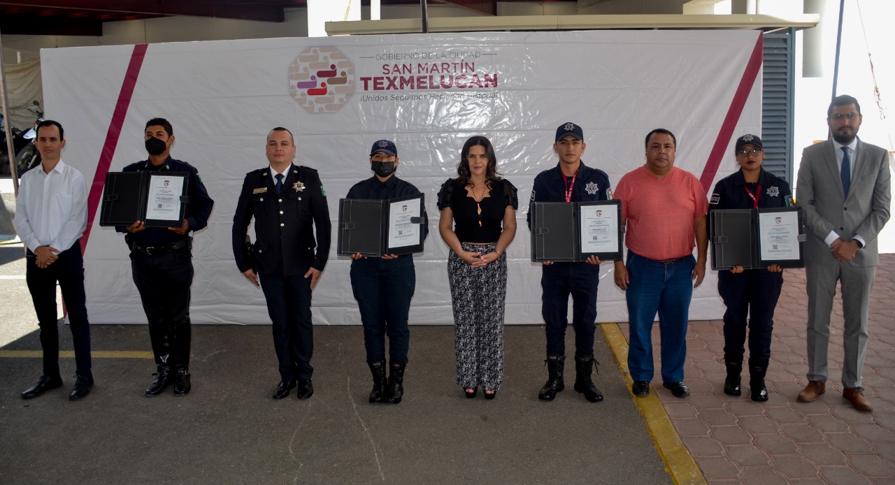 Layón entrega certificado único policial a trece uniformados