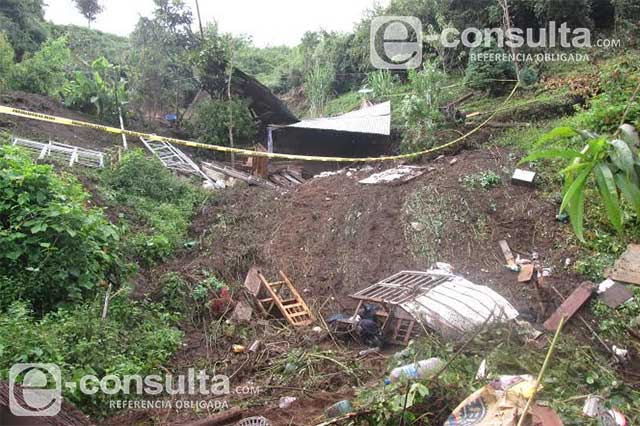 Corren riesgo por derrumbe 5 familias en Huauchinango