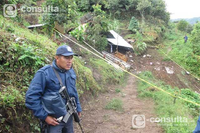 Corren riesgo por derrumbe 5 familias en Huauchinango