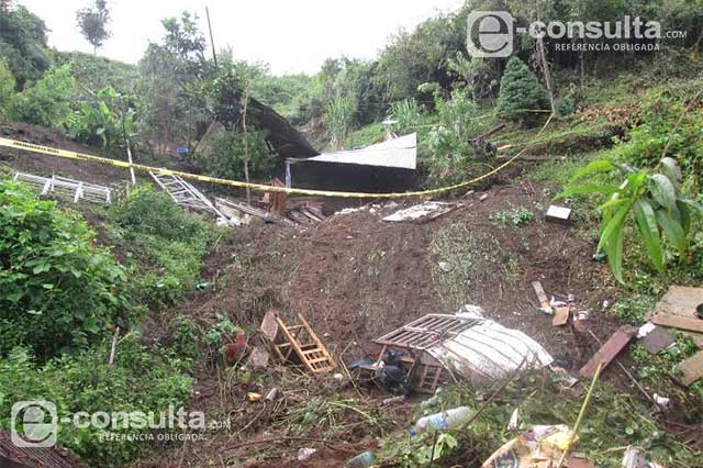 Cerro se deslava y mata a 3 menores en Huauchinango