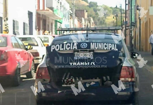 Suspenden a policías de San Pedro Cholula por llevar cervezas en cajuela de patrulla