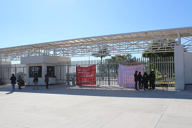 Protestan trabajadores de la UTT y piden renuncia de Verónica Sobrado