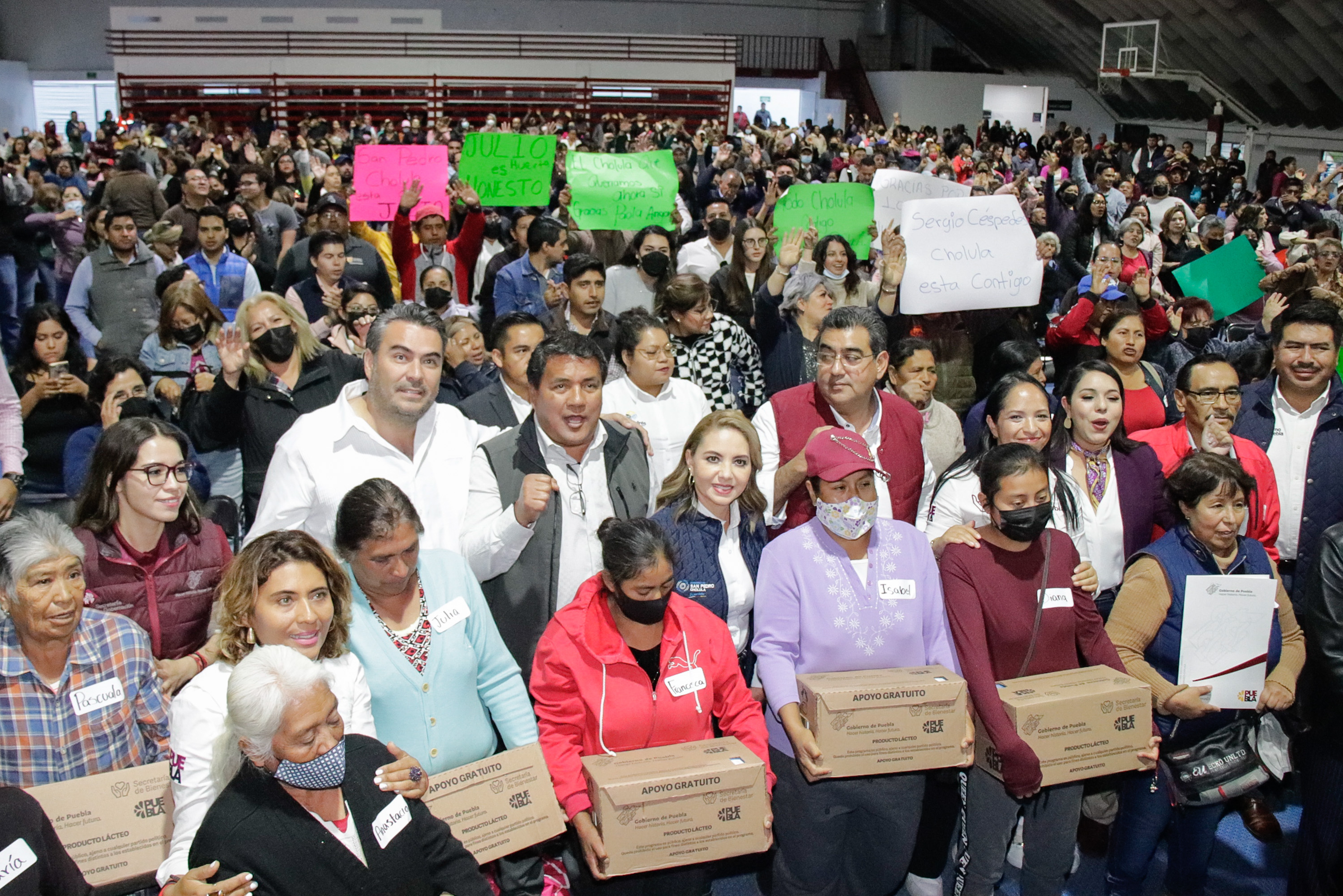 Céspedes entrega apoyos en San Pedro Cholula